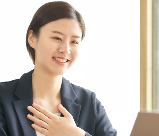 座談会をする女性