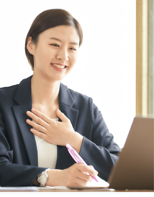 座談会をする女性